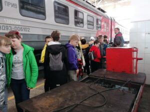 img 20220428 112013 300x225 - 28 апреля состоялась профориентационная экскурсия в моторвагонное депо Анисовка.